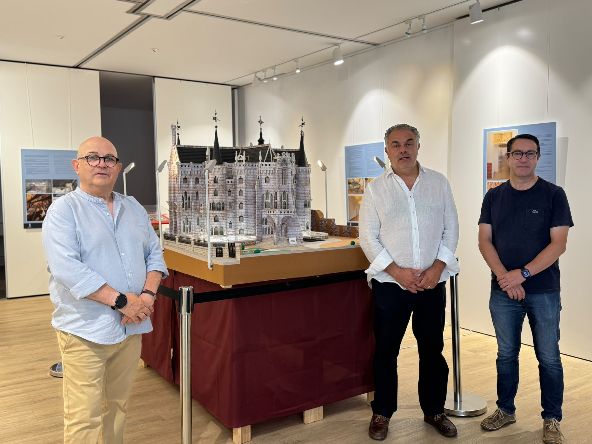 El Palacio de Gaudí se acerca al público con una exposición que podrá visitarse durante todo agosto en la Biblioteca de Astorga