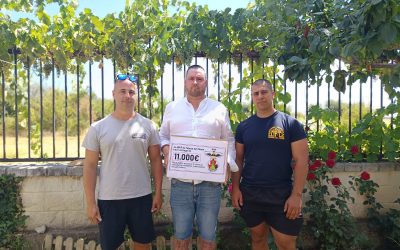 Los bomberos forestales de la BRIF de Tabuyo entregan más de 11.000 euros a un afectado por los incendios de 2025