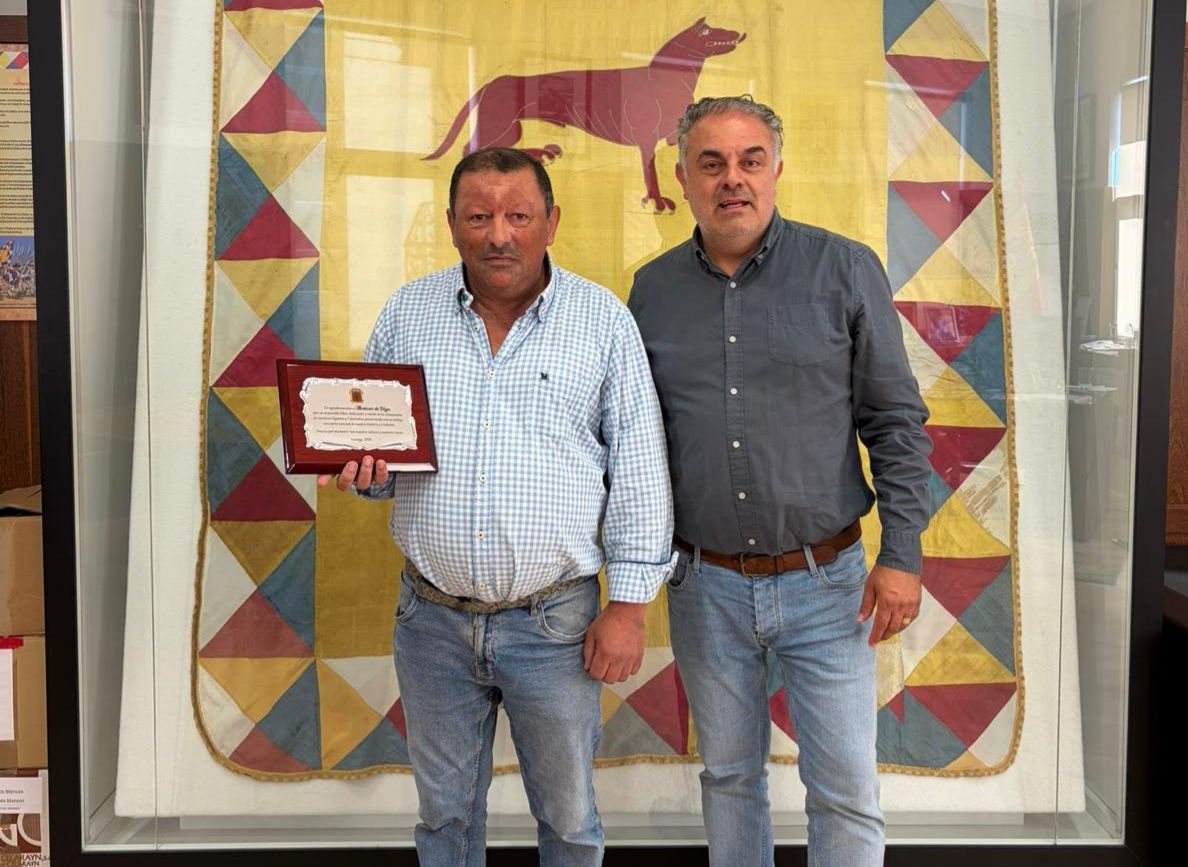 Mariano de Vega recibe un homenaje por recuperar los Gigantes y Cabezudos para Astorga