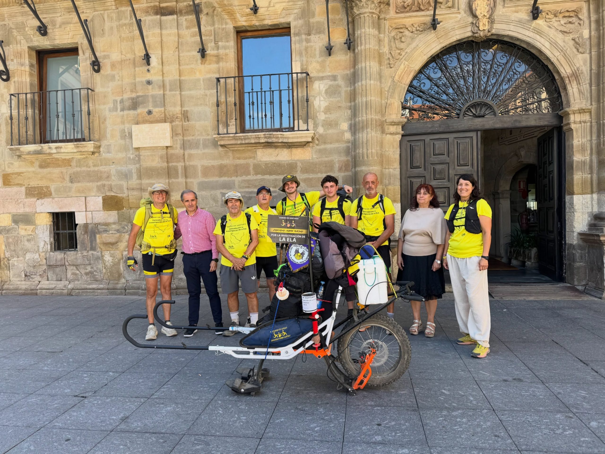 Un grupo de voluntarios hace parada en Astorga durante un Camino de Santiago solidario para recaudar fondos contra la ELA