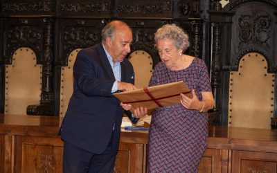 La Asociación del Modernismo se presenta en Astorga reconociendo los estudios de María Jesús Alonso Gavela en torno a Gaudí