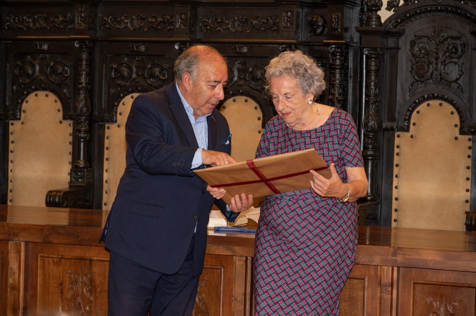 La Asociación del Modernismo se presenta en Astorga reconociendo los estudios de María Jesús Alonso Gavela en torno a Gaudí