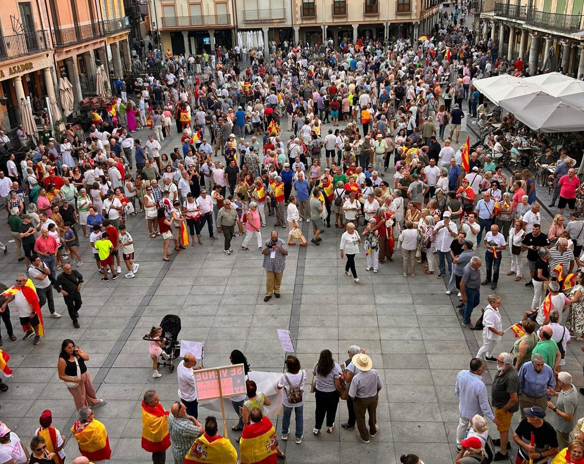Astorga muestra su apoyo a Ceuta con una concurrida concentración en la Plaza Mayor