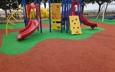 El ayuntamiento de Astorga inicia la renovación del pavimento de caucho de los parques infantiles