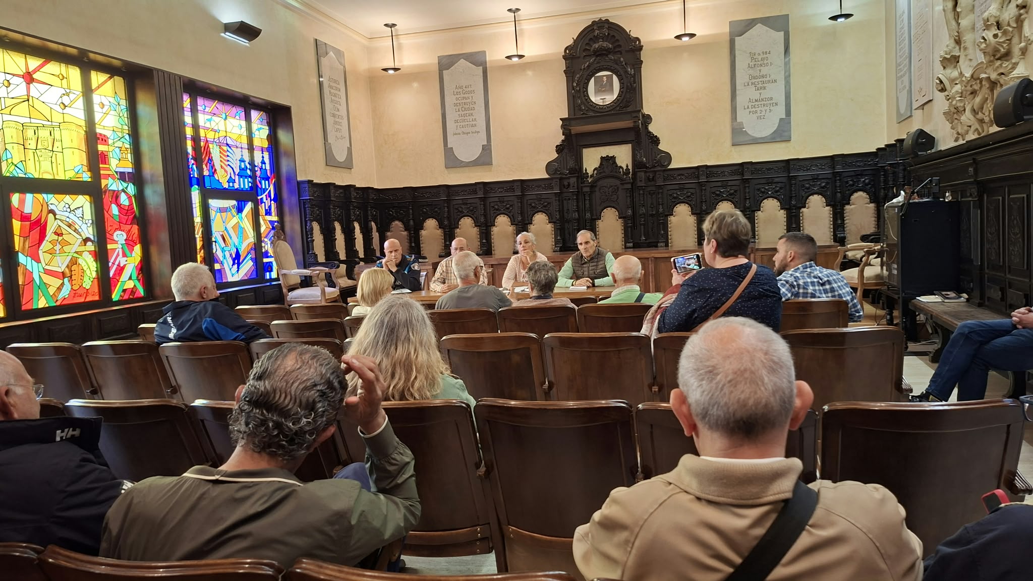 Valdeviejas lleva 126 firmas al ayuntamiento de Astorga para frenar el tráfico que atraviesa el pueblo