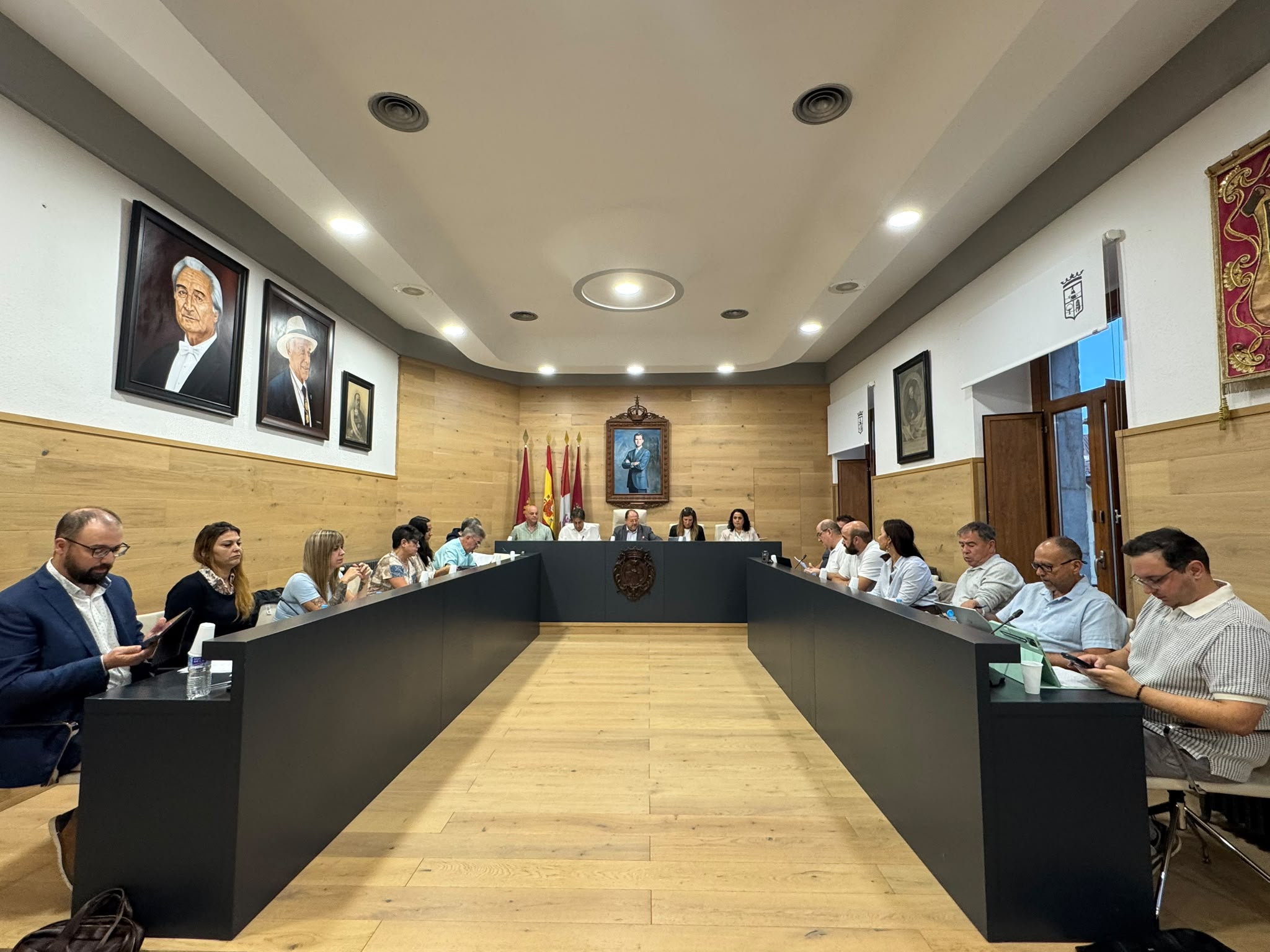 La abstención de Vox permite aprobar tres mociones del PSOE en La Bañeza