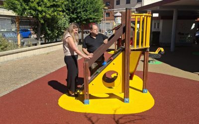 El Ayuntamiento de La Bañeza continúa la renovación y mejora de las zonas infantiles como en el parque de Incovasa