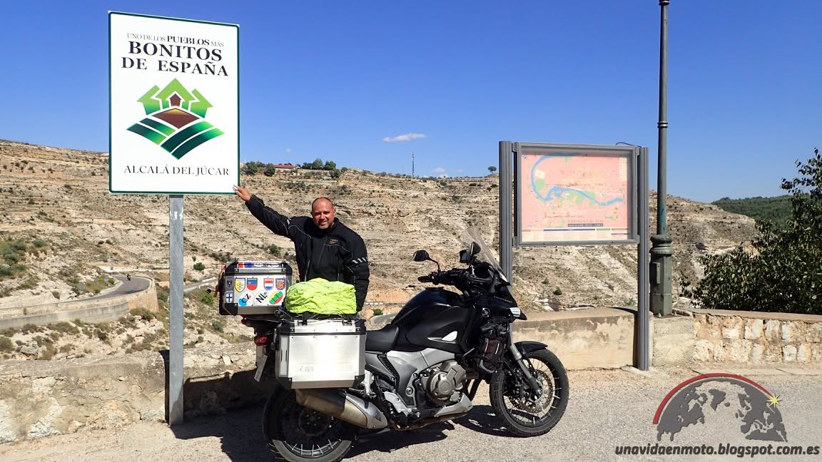 José Javier Morla completa en moto la ruta por los 126 pueblos de la red