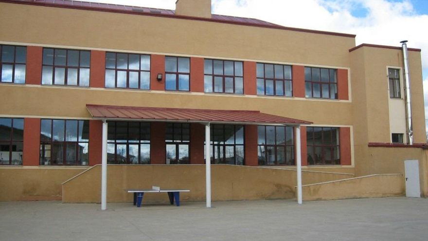 Santa Marina del Rey aprueba la obra del porche de acceso al colegio por 120.000 euros