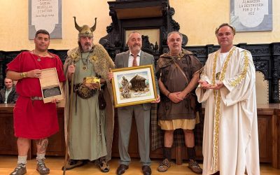 El salón de plenos acoge el homenaje a Fernando Barriales por su contribución a la Fiesta de Astures y Romanos