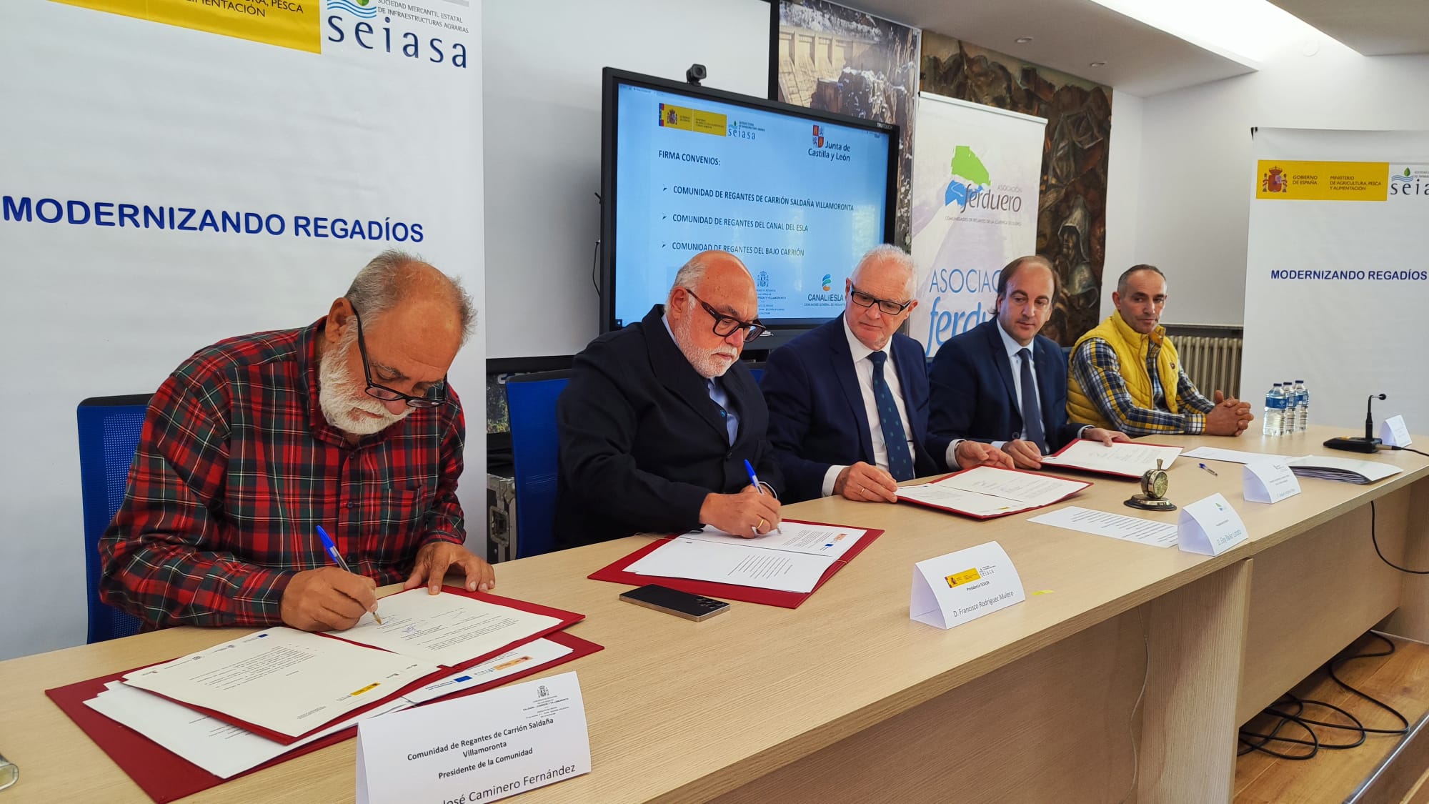 Regantes de León, Zamora y Palencia firman convenios en Hospital de Órbigo para impulsar nuevas actuaciones de modernización de regadíos
