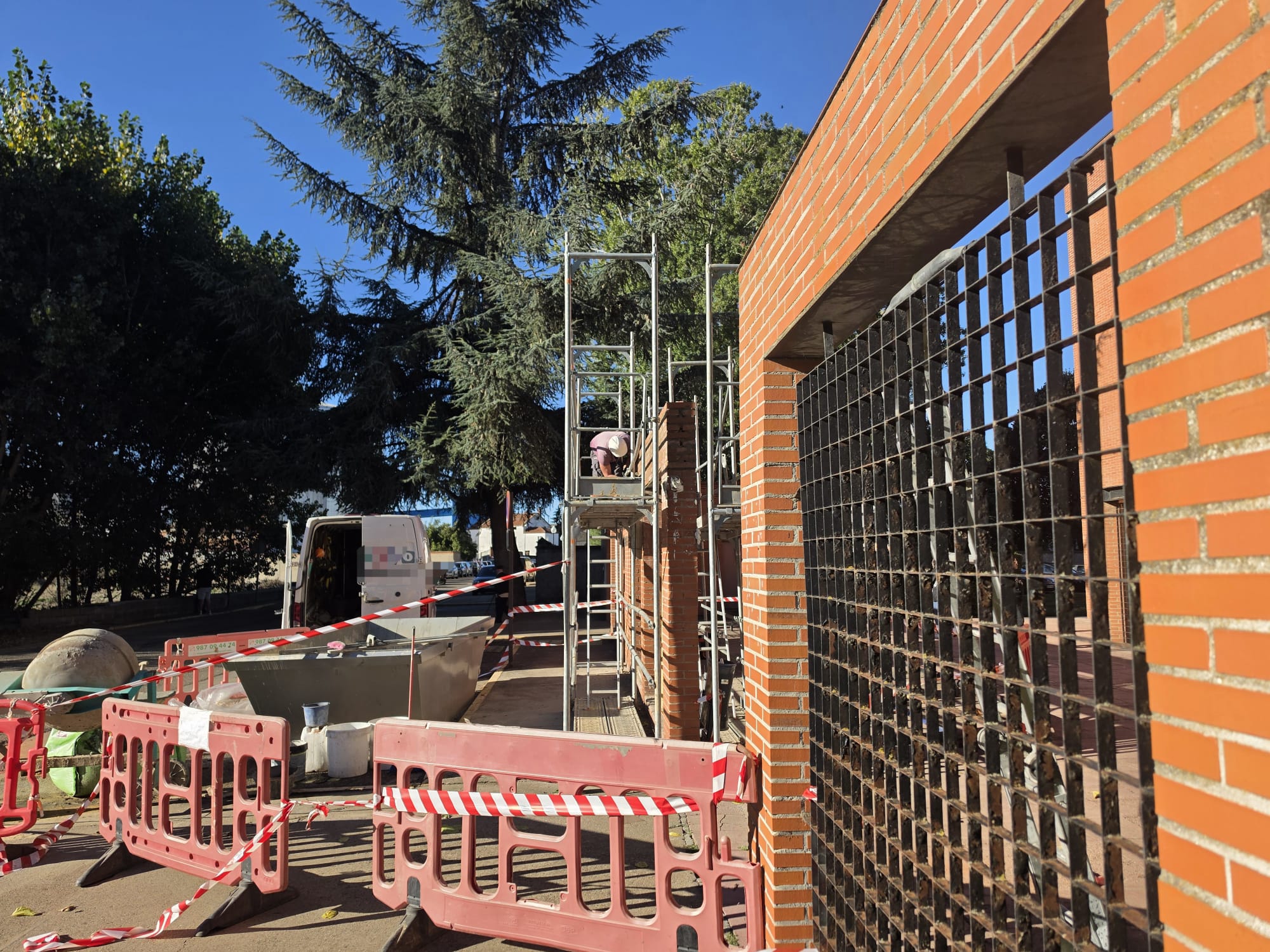 El Ayuntamiento de La Bañeza continúa con las actuaciones de mejora y acondicionamiento del parque Juan de Ferreras