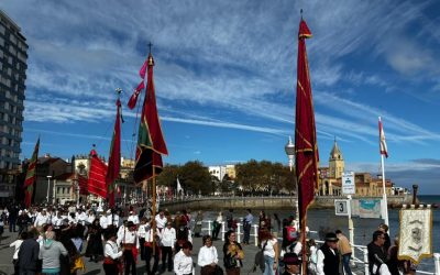 Los pendones toman el Paseo del Muro de San Lorenzo como broche de oro a una exitosa III Feria de Productos de León en Gijón