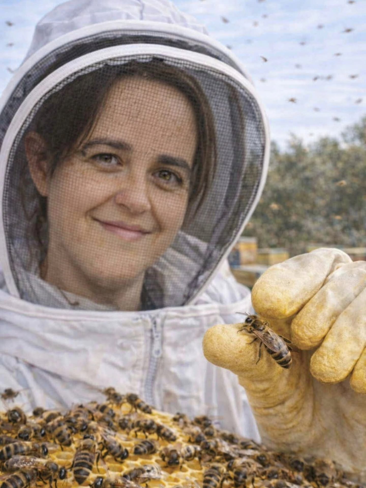 Raquel Dávila gana el Premio Mujer Rural por su proyecto apícola en Filiel
