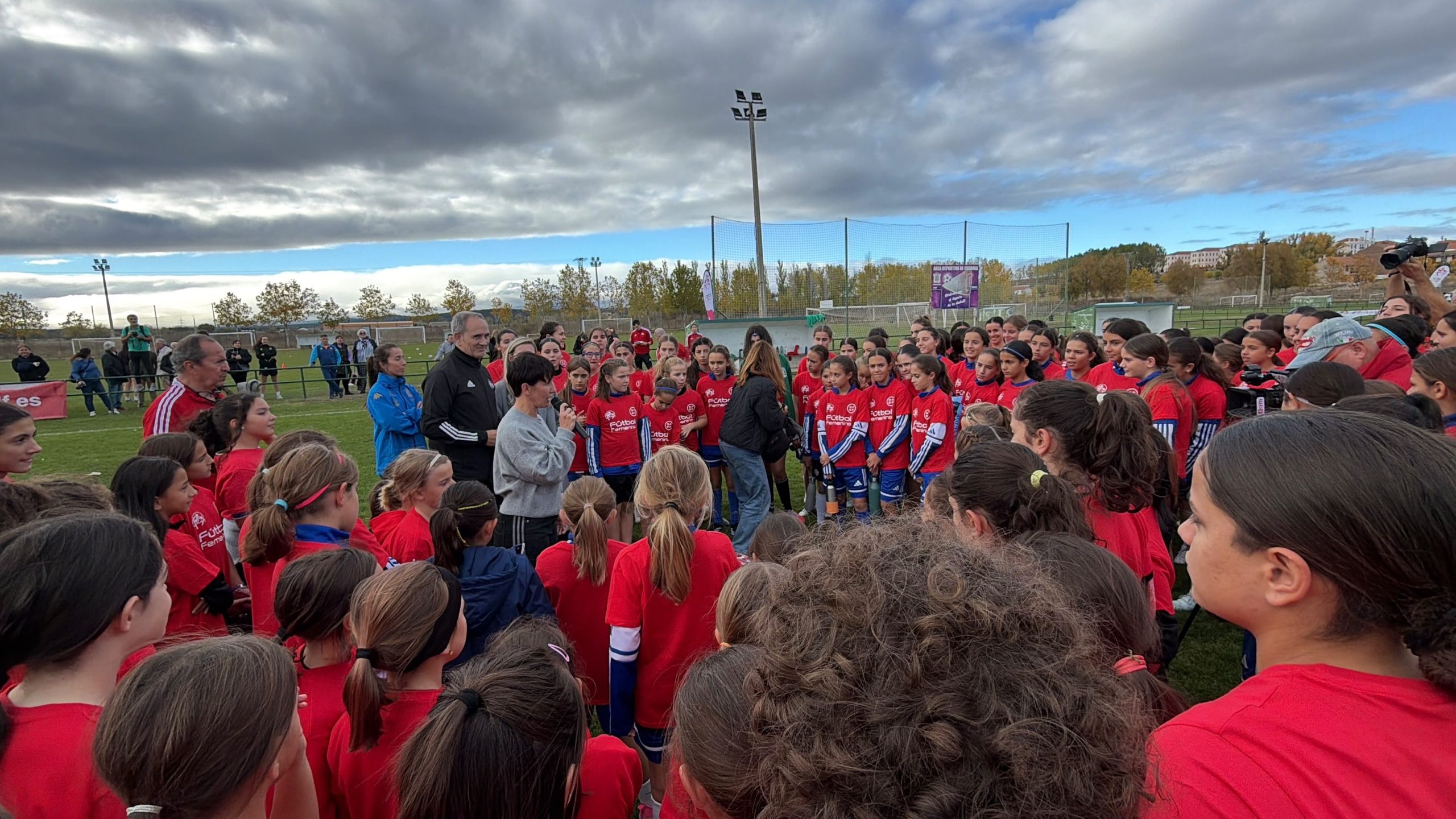 El fútbol femenino triunfa en Astorga con la seleccionadora nacional, Sonia Bermúdez