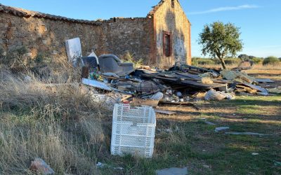 El PSOE de La Bañeza denuncia que el punto limpio sigue cerrado tras ocho años y alerta del aumento de escombreras en el entorno
