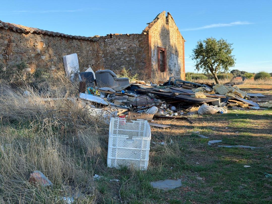 El PSOE de La Bañeza denuncia que el punto limpio sigue cerrado tras ocho años y alerta del aumento de escombreras en el entorno