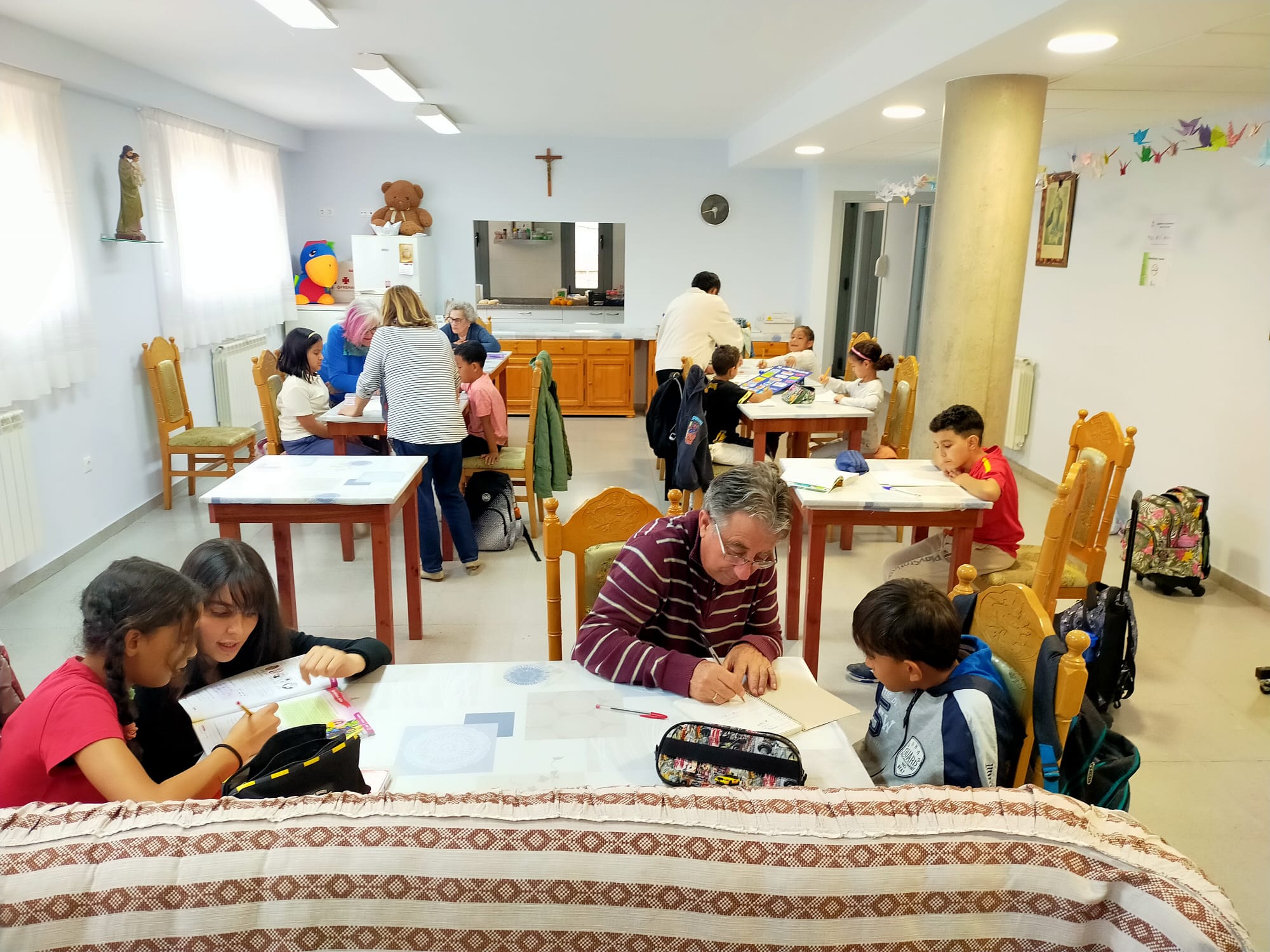 Cáritas inicia las clases de apoyo y mantiene la ayuda alimentaria en Astorga