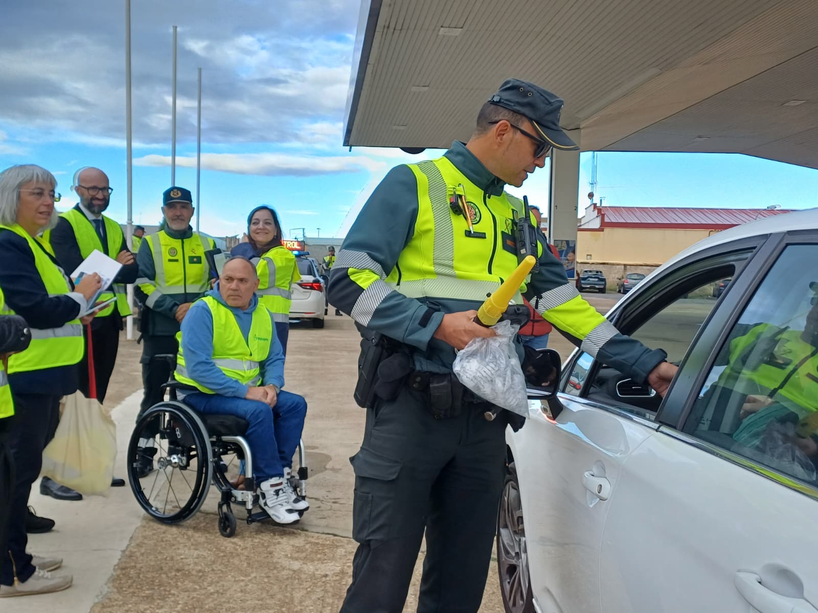 La DGT intensifica en León la vigilancia de las distracciones al volante con 189 patrullas y la colaboración de ASPAYM