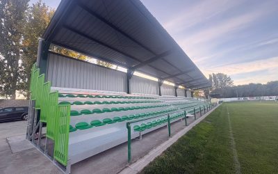 El Ayuntamiento de Astorga instala una nueva grada con capacidad para 366 espectadores en el campo de fútbol de La Eragudina