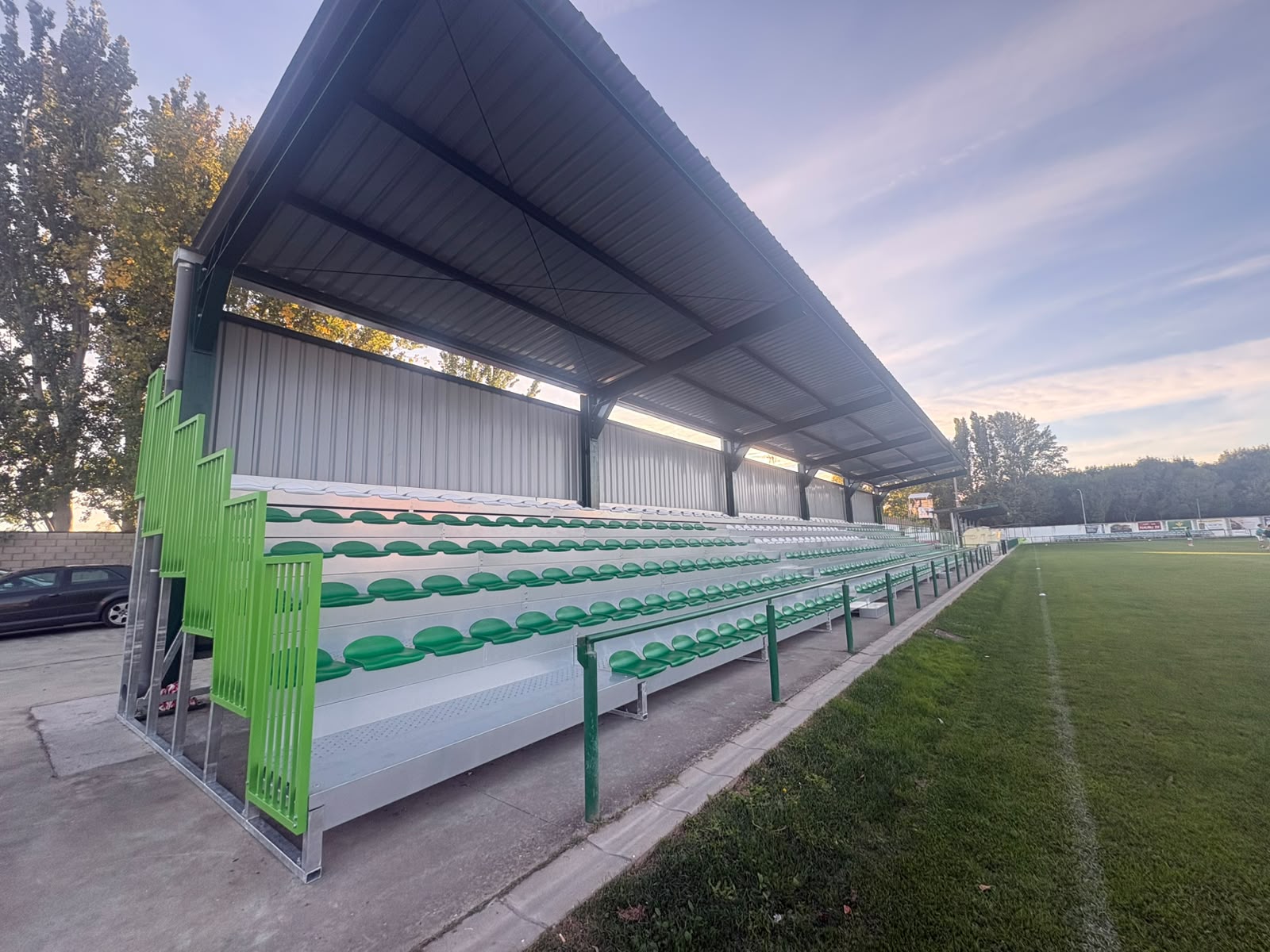 El Ayuntamiento de Astorga instala una nueva grada con capacidad para 366 espectadores en el campo de fútbol de La Eragudina