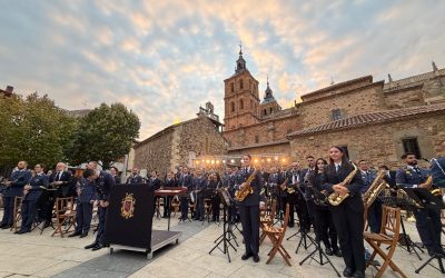Astorga vive una noche inolvidable de música con un multitudinario concierto frente al Palacio Episcopal