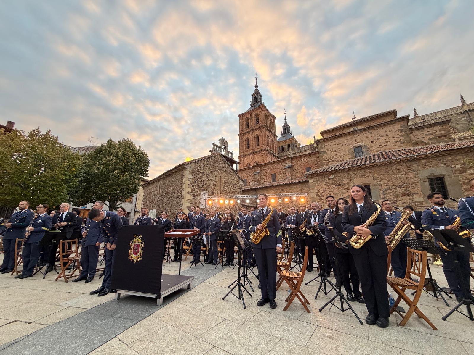Astorga vive una noche inolvidable de música con un multitudinario concierto frente al Palacio Episcopal